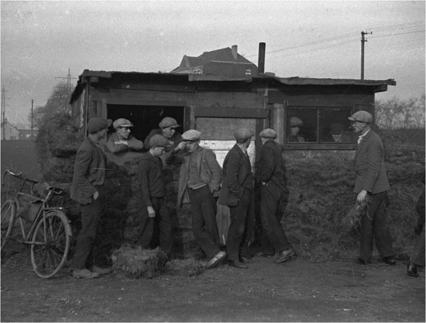 Arbeitslose vor einer Schlafbaracke in Essen-Karnap, um 1930