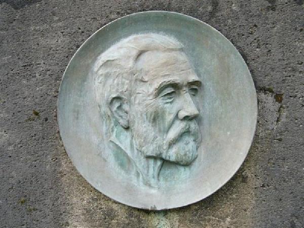 Porträt Hermann Brasserts auf dem Brassert-Denkmal am Bonner Rheinufer