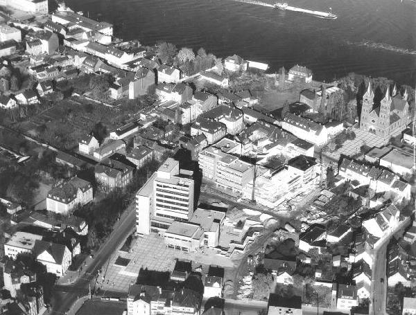 Schrägluftbild der Stadt von Südwesten mit Blick auf Ortskern und Neuem Rathaus, 1971