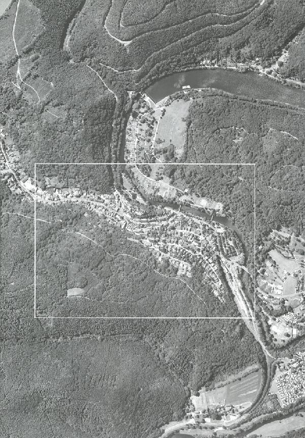 Luftbild Heimbach von 2003 im Verhältnis 1 : 5.000, Zusammensetzung der Orthobilder Heimbach West und Heimbach Ost. Der weiße Rahmen kennzeichnet den Urkartenausschnitt