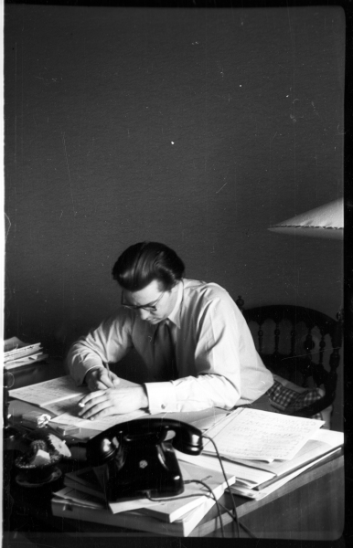 Bernd Alois Zimmermann beim Komponieren, 1951; Fotographie von Sabine von Schablowsky