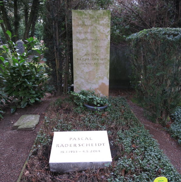 Das Grab von Anton und Pascal Räderscheidt auf dem Melatenfriedhof in Köln, 2015