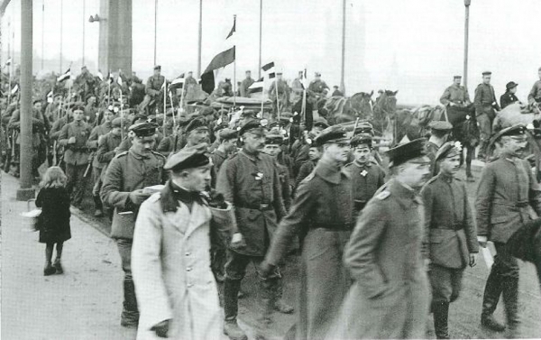 Rückkehr deutscher Truppen über die Hängebrücke in Köln-Deutz