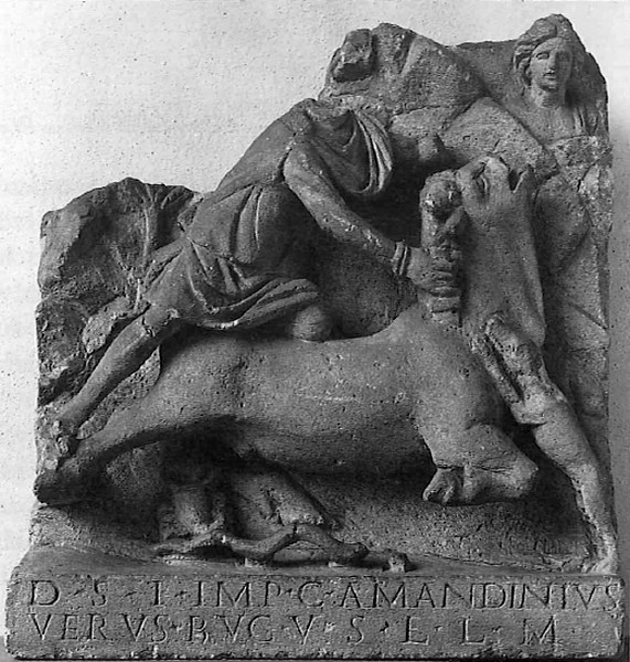Kultbild mit Darstellung des stiertötenden Mithras aus Dormagen, Weihung des C. Amandinius Verus für Mithras, Kalkstein, Höhe 51cm