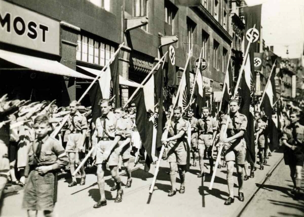 Aufmarsch der HJ-Bannfahnen beim Gauparteitag in Essen, 1935