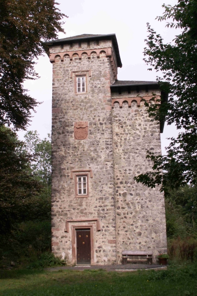 Der im Jahre 1854 aus den Steinen der Burgruine erbaute Aussichtsturm auf dem Aremberg, 2009