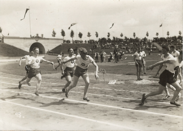 Junge Sportler beim Staffellauf anlässlich des DJK-Reichssportfestes in Köln, 1927
