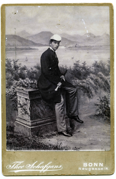 Prinz Wilhelm von Preußen (1859-1941) mit dem weißen Stürmer des Corps Borussia auf dem Kopf auf einer Mauer über dem Rhein, Fotografie des Bonner Ateliers Theo Schafgans
