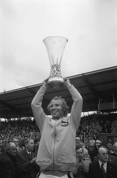 Berti Vogts mit dem UEFA-Pokal, 21. Mai 1975