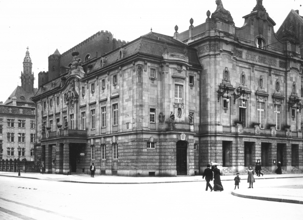 Das Düsseldorfer Schauspielhaus an der Kasernenstraße. Links im Hintergrund der Stahlhof, um 1910