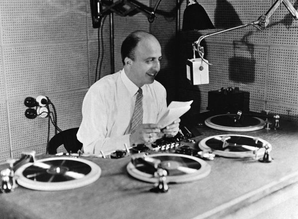 Rudi Rauher, Ansager und Reporter im Studio, 1933