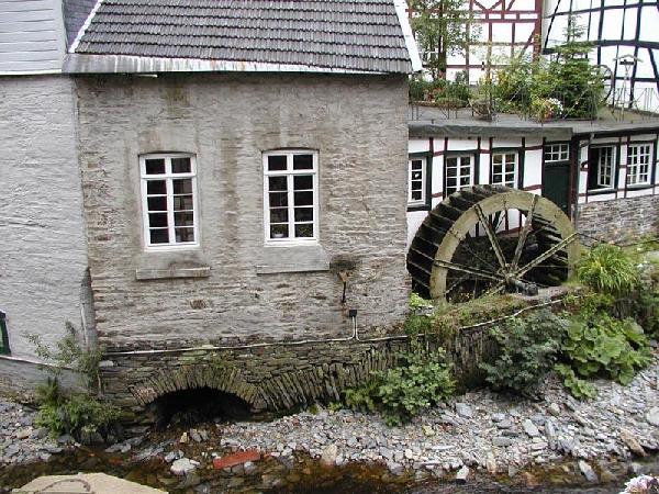 Eisernes Wasserrad aus dem Jahr 1908 am Nickelhof, älteste Feintuchproduktionsstätte in Monschau, erbaut 1765