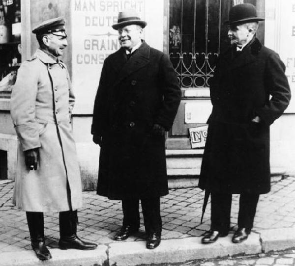 Matthias Erzberger (Mitte) als Mitglied der deutschen Waffenstillstandskommission in Spa, 1919.Erzberger (Mitte) mit General von Hammerstein und Unterstaatssekretär Freiherr von Langwerth-Simmern