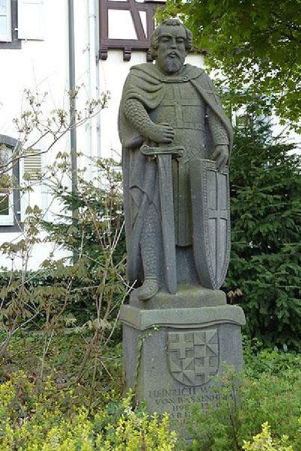 Statue des Heinrich Walpot auf dem Walpot-Platz in Bassenheim