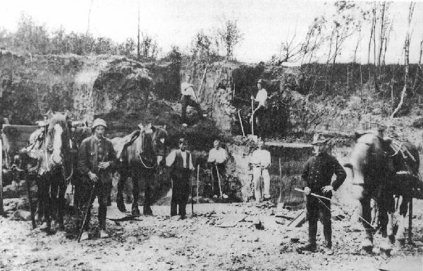 Arbeiter in einer Tongrube, vor 1900