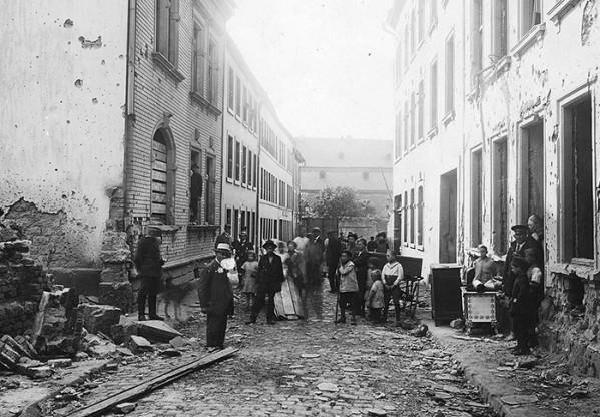 Die von einem Bombenangriff zerstörte Kuhenstraße in Trier, August 1918