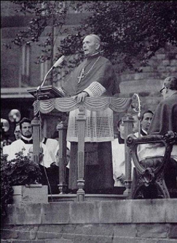 Bischof Johannes Pohlschneider bei der Aachener Heiligtumsfahrt, 1972