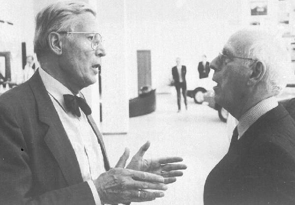 Professor Hugo Borger (links) im Gespräch mit Heinrich Lohmer, Köln, 1990