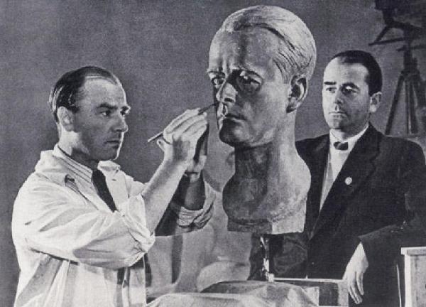 Arno Breker modelliert eine Büste von Albert Speer, 1940