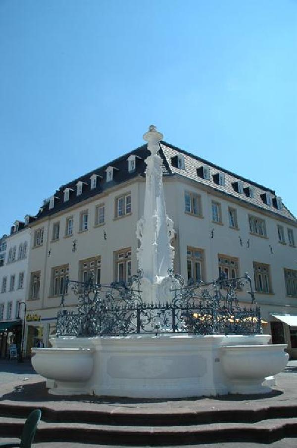 Barocker Brunnen auf dem St. Johanner Markt, 1759. Entworfen von Friedrich Joachim Stengel (1694-1787)